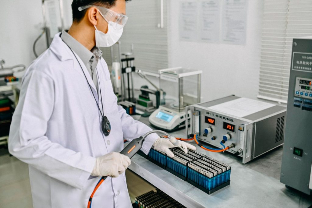 Korek api gas M2000 adalah merek korek api gas yang telah dikenal luas di pasaran. Merek ini dikenal karena kualitasnya yang unggul, daya tahan yang baik, dan performa yang handal. Korek api gas M2000 menawarkan sejumlah fitur dan keunggulan yang membuatnya menjadi pilihan favorit bagi banyak pengguna.